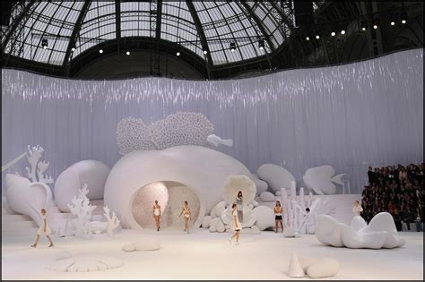 chanel belle au bois dormant karl lagerfeld|Les défilés les plus spectaculaires de Karl Lagerfeld pour Chanel .